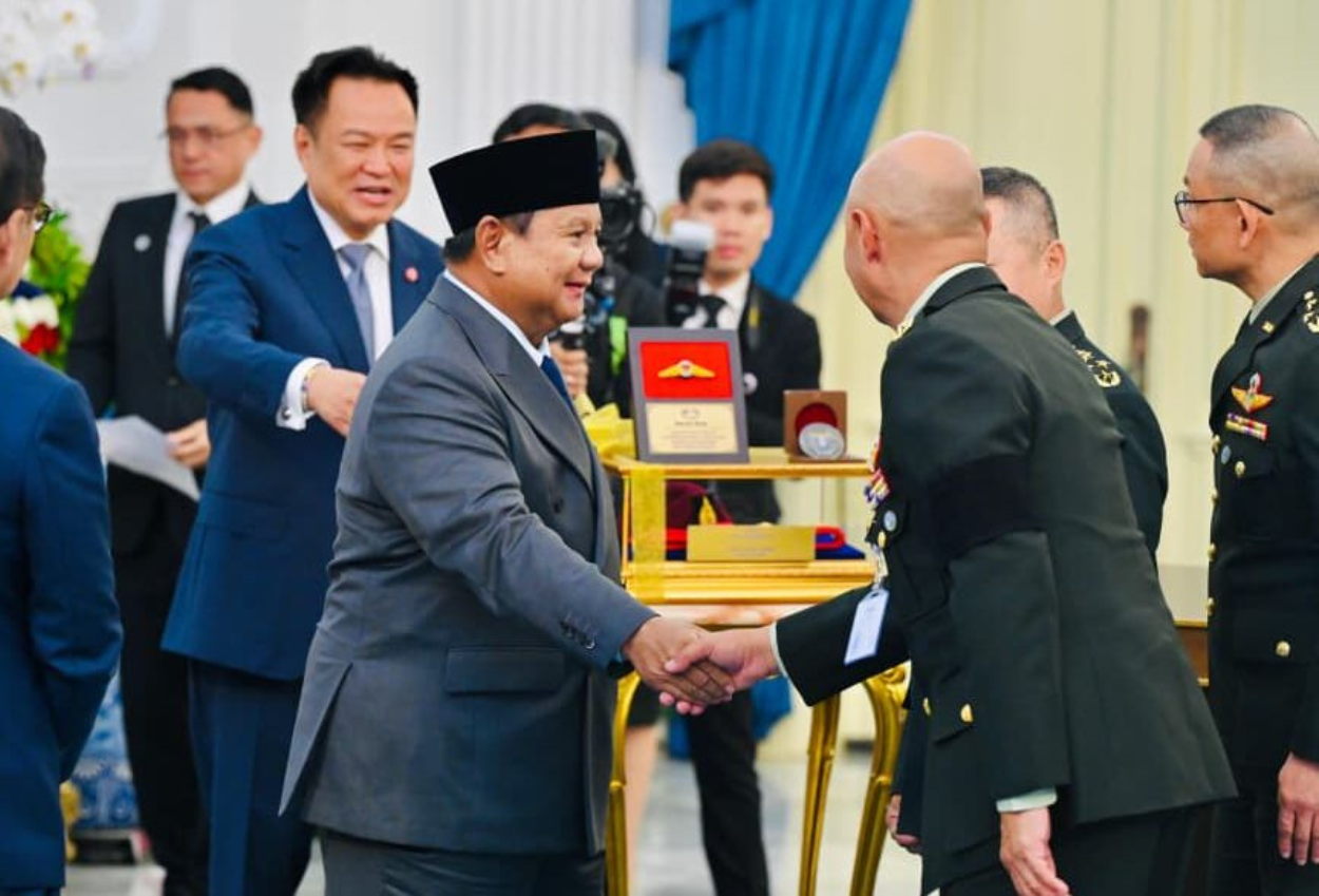 Prabowo Terima Tanda Kehormatan Militer dari PM Thailand