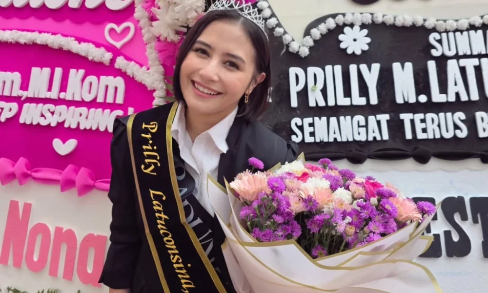Prilly Latuconsina Lulus S2 dengan Predikat Summa Cumlaude!