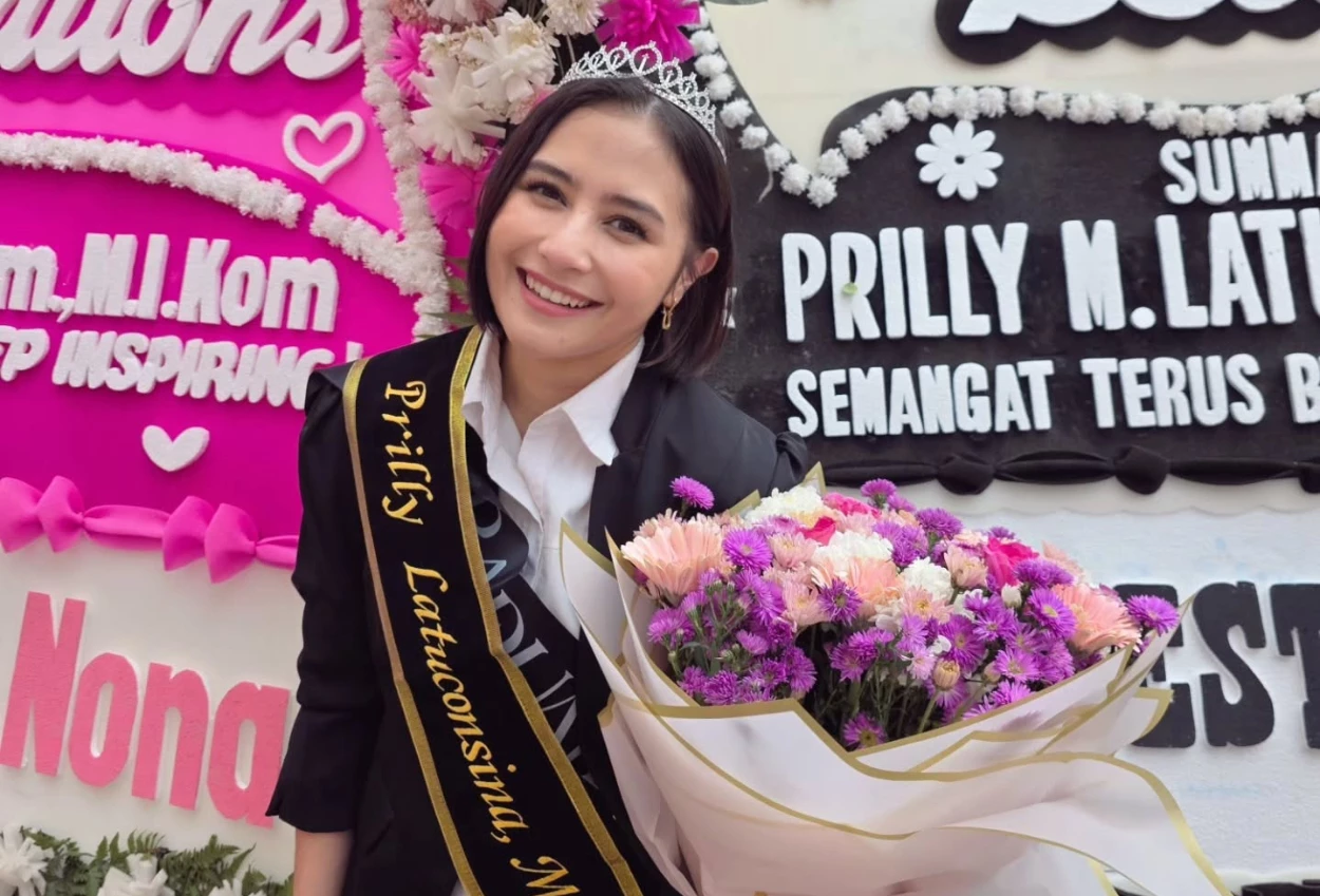 Prilly Latuconsina Lulus S2 dengan Predikat Summa Cumlaude!