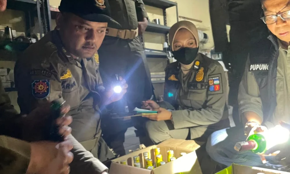 Satpol PP Kota Bogor Sita 277 Botol Miras dari Lima Kafe dan Dua Warung