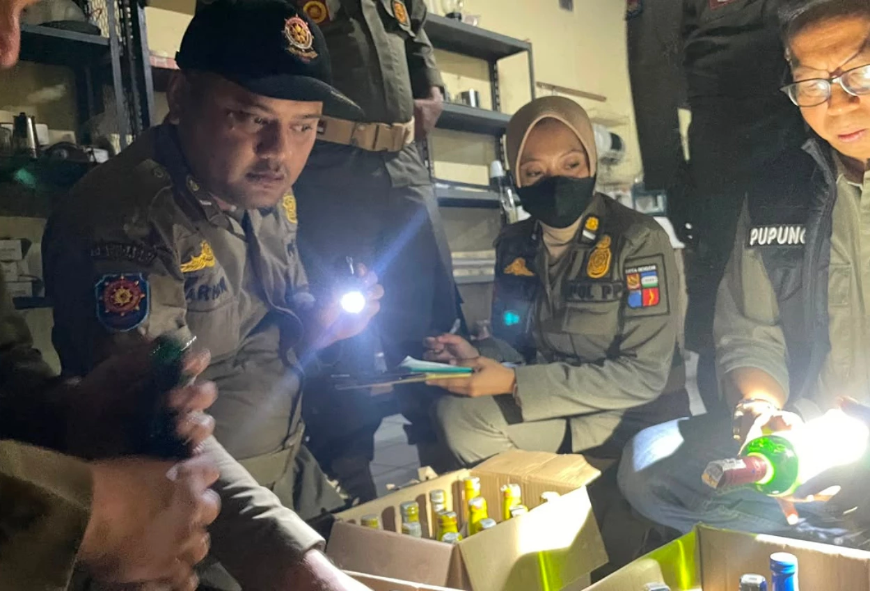 Satpol PP Kota Bogor Sita 277 Botol Miras dari Lima Kafe dan Dua Warung