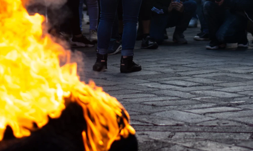 Situasi Pejompongan Tadi Malam usai Demo di DPR, Pos Polisi hingga Kendaraan Dibakar