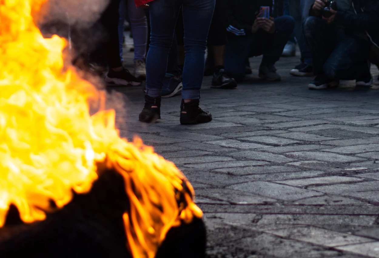 Situasi Pejompongan Tadi Malam usai Demo di DPR, Pos Polisi hingga Kendaraan Dibakar