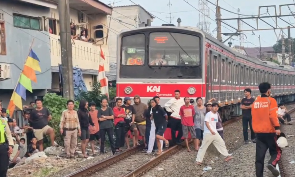 Tawuran Dua Kelompok Warga di Dekat Rel Tebet, Perjalanan KRL Jalur Bogor Jakarta Sempat Terganggu