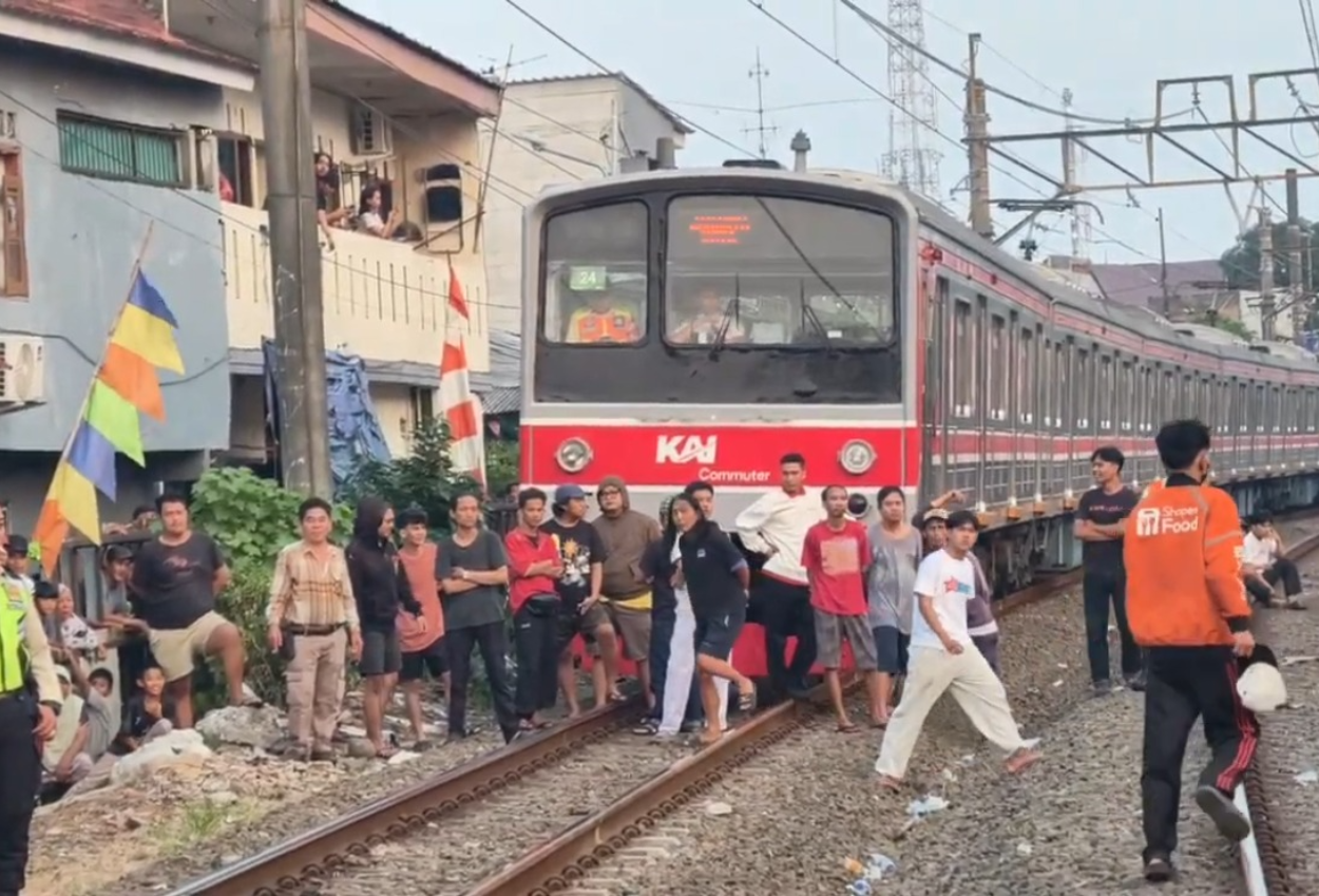 Tawuran Dua Kelompok Warga di Dekat Rel Tebet, Perjalanan KRL Jalur Bogor Jakarta Sempat Terganggu