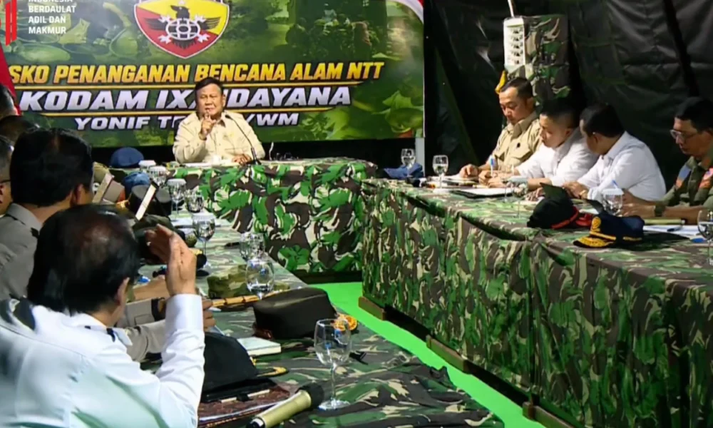 Tiba di NTT, Prabowo Langsung Pimpin Rapat Penanganan Bencana