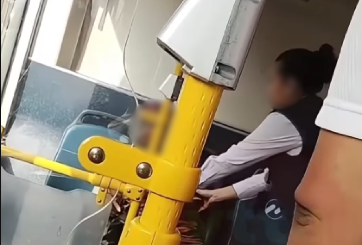 Transjakarta Minta Maaf usai Viral Kakek Diturunkan dari Bus karena Bau