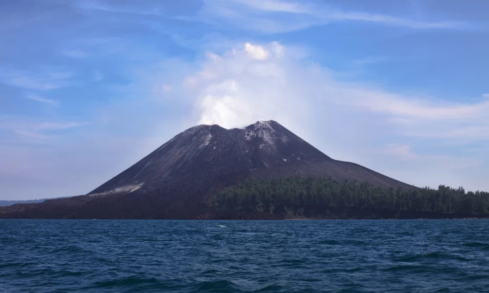 Badan Geologi Sebut Erupsi Menerus Gunung Anak Krakatau Berakhir, Status Masih Siaga