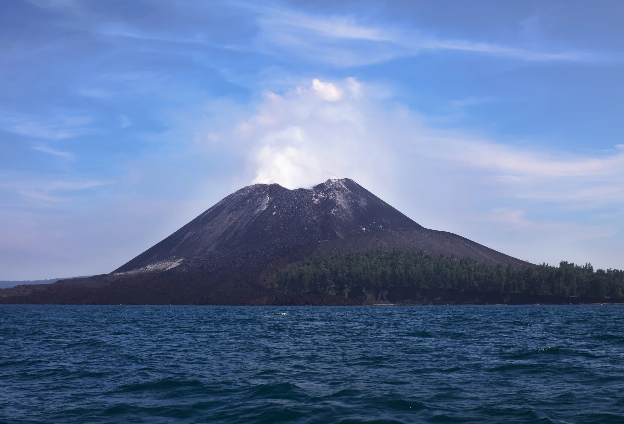 Badan Geologi Sebut Erupsi Menerus Gunung Anak Krakatau Berakhir, Status Masih Siaga