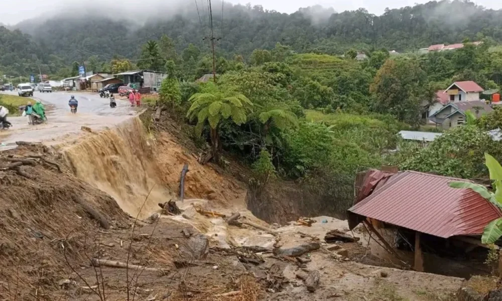 Banjir Bandang Terjang Wilayah Solok, Akses Jalan ke Padang Terputus
