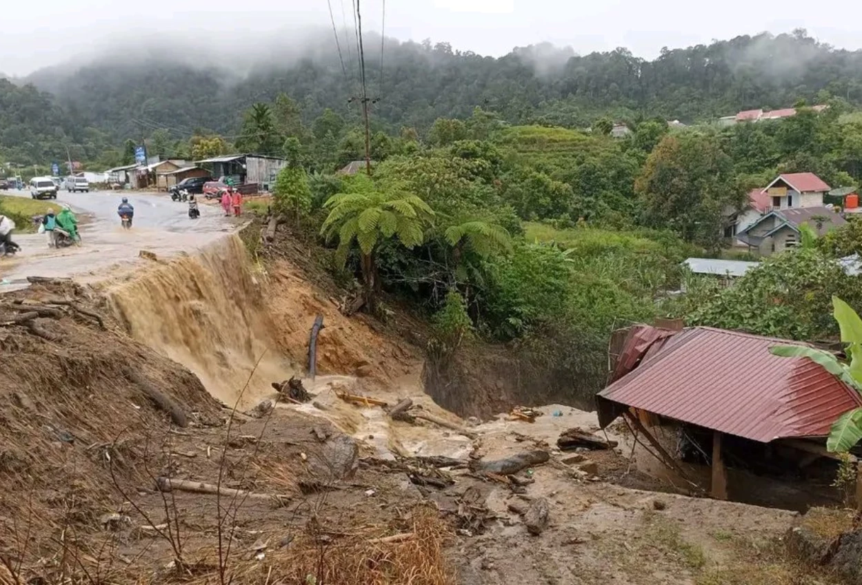 Banjir Bandang Terjang Wilayah Solok, Akses Jalan ke Padang Terputus