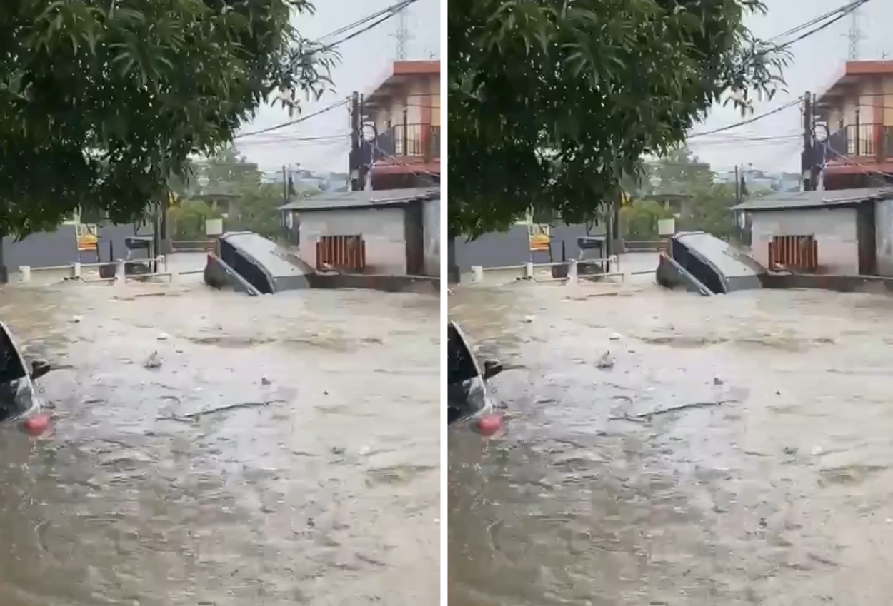 Batam Diterpa Banjir Bandang, Mobil Terseret Arus