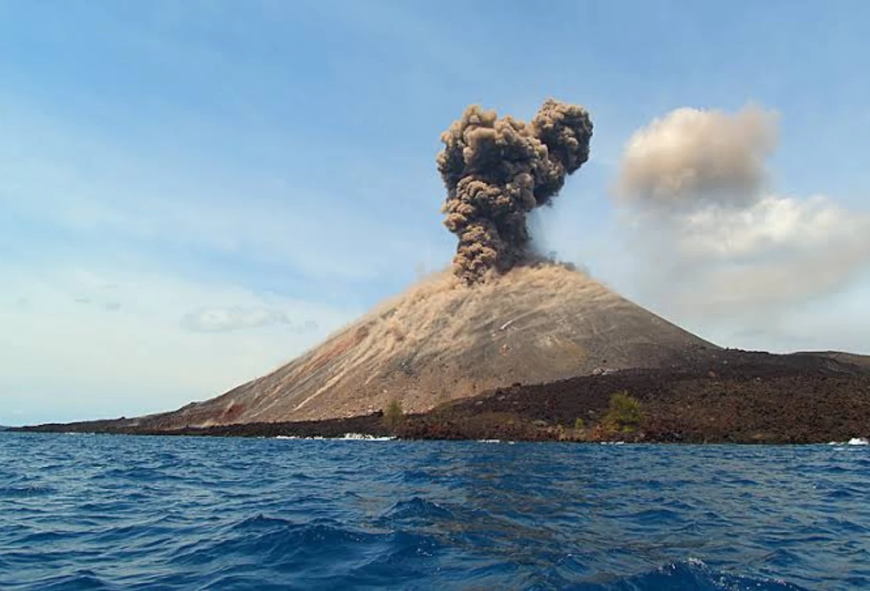 Di Mana Anak Gunung Krakatau Ini Lokasi dan Sejarah Terbentuknya