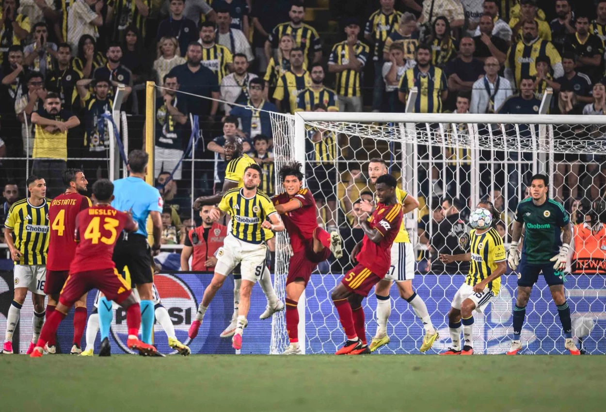 Fenerbahçe vs Roma 1 1 Gol Archie Brown Gagalkan Kemenangan I Lupi