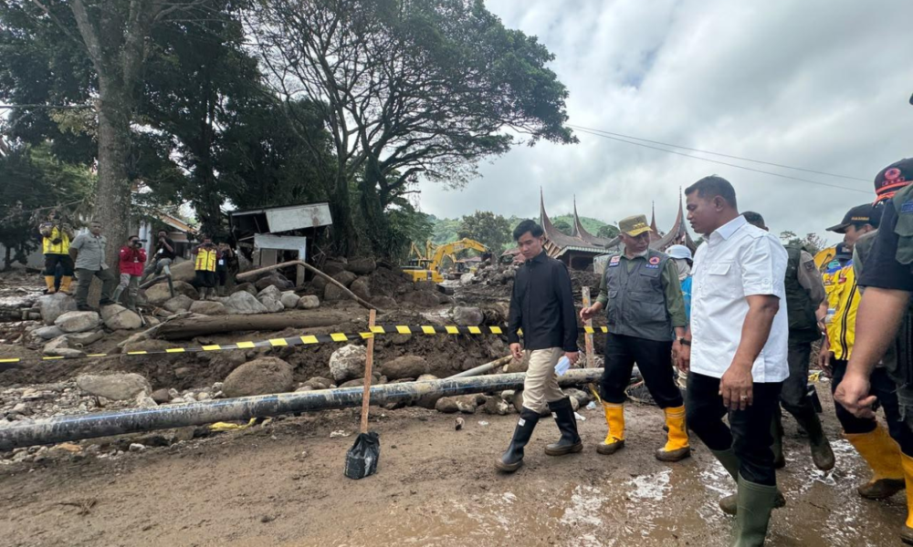 Gibran Temui Korban Banjir Bandang di Solok Sumatra Barat