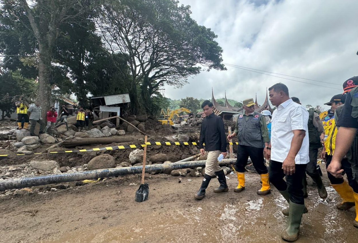 Gibran Temui Korban Banjir Bandang di Solok Sumatra Barat