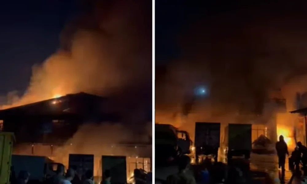 Gudang Penyimpanan di Karet Kuningan Terbakar, 20 Unit Damkar Dikerahkan