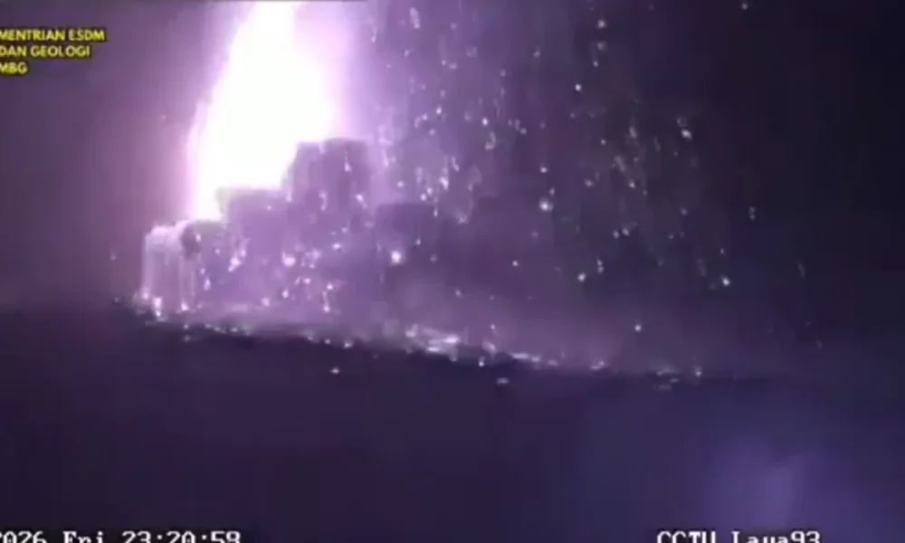 Gunung Anak Krakatau Erupsi, Keluarkan Lava dan Dentuman