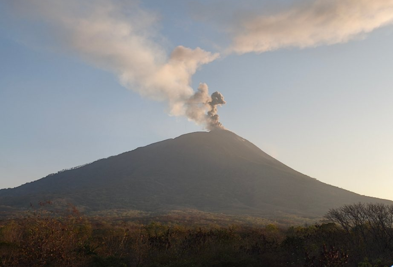 Gunung Ili Lewotolok Erupsi, Keluarkan Dentuman dan Kolom Abu Capai 600 Meter