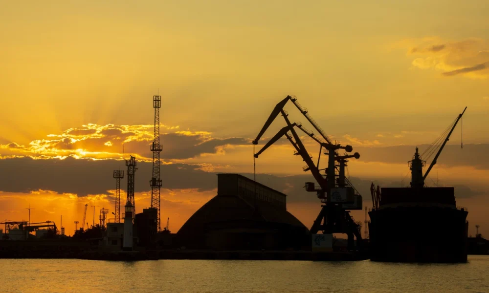 Harga Minyak Dunia Hari Ini 22 September 2026 Ambruk, Brent Dekati 100 Dolar per Barel