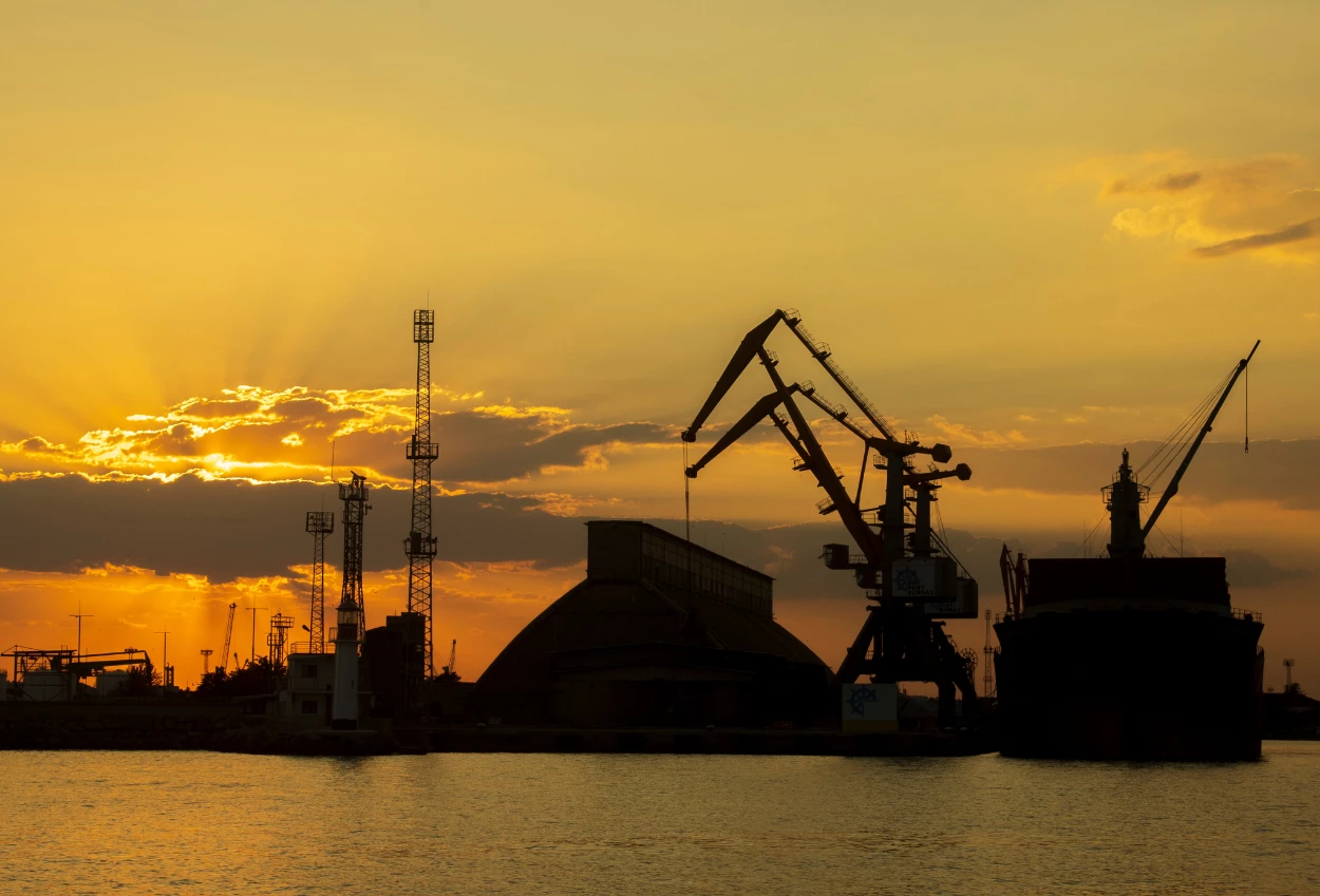 Harga Minyak Dunia Hari Ini 22 September 2026 Ambruk, Brent Dekati 100 Dolar per Barel