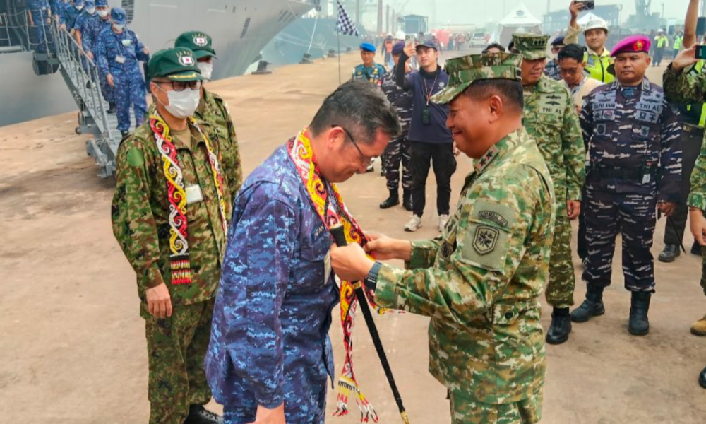 Kapal Perang Jepang Tiba di Kalbar, Bawa 3 Helikopter Chinook untuk Atasi Karhutla
