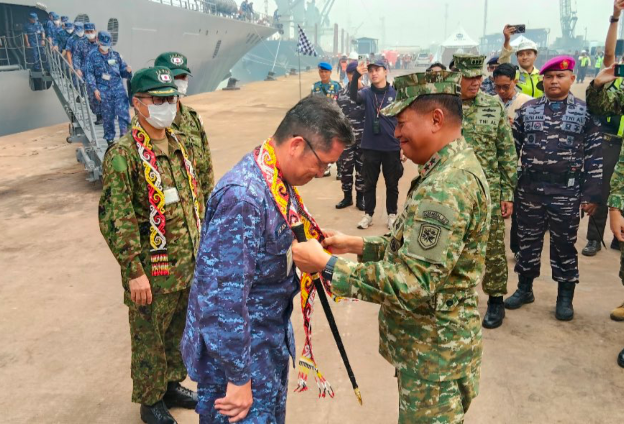 Kapal Perang Jepang Tiba di Kalbar, Bawa 3 Helikopter Chinook untuk Atasi Karhutla