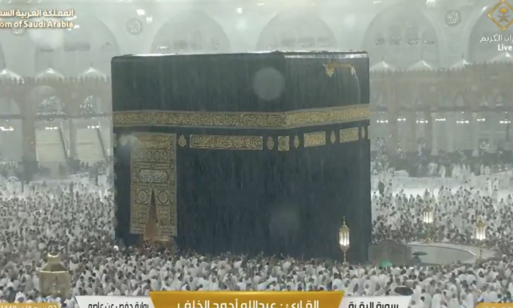 Masjidil Haram Diguyur Hujan Deras, Ibadah Tetap Berlangsung dengan Khusyuk