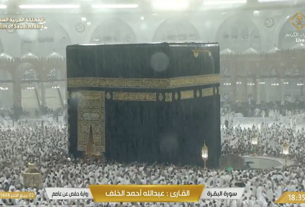 Masjidil Haram Diguyur Hujan Deras, Ibadah Tetap Berlangsung dengan Khusyuk