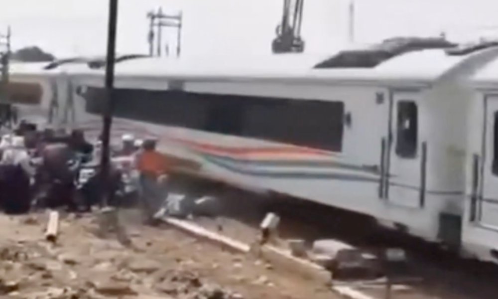 Motor Terserempet usai Nekat Terobos Perlintasan Kereta