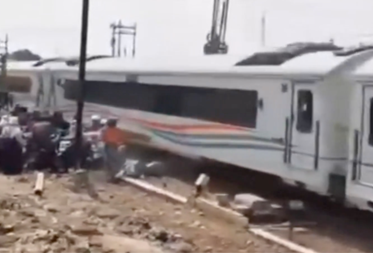 Motor Terserempet usai Nekat Terobos Perlintasan Kereta