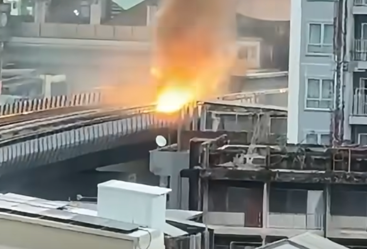 Rel MRT di Bangkok Muncul Percikan Api hingga Rembes ke Jalan