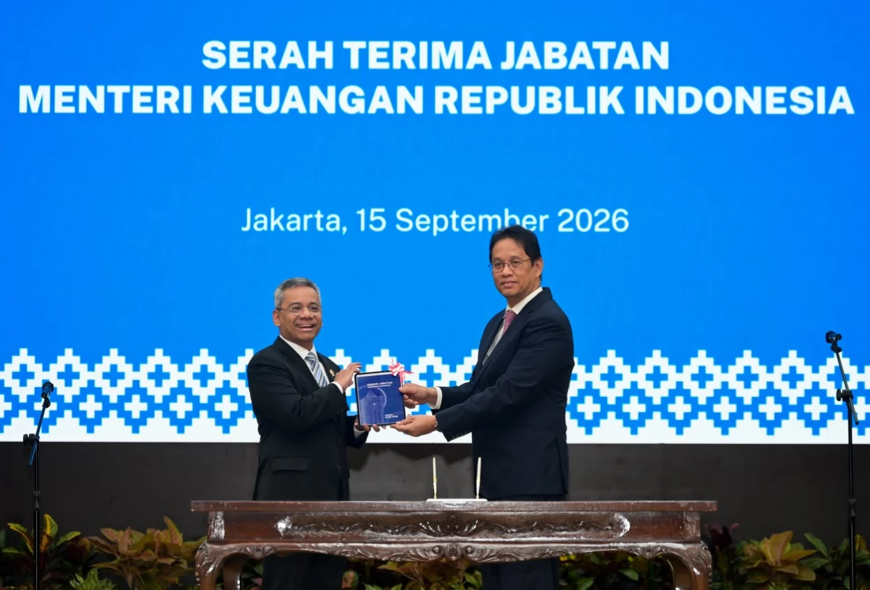 Serah Terima Jabatan, Suahasil Nazara Dapat iPad dari Purbaya