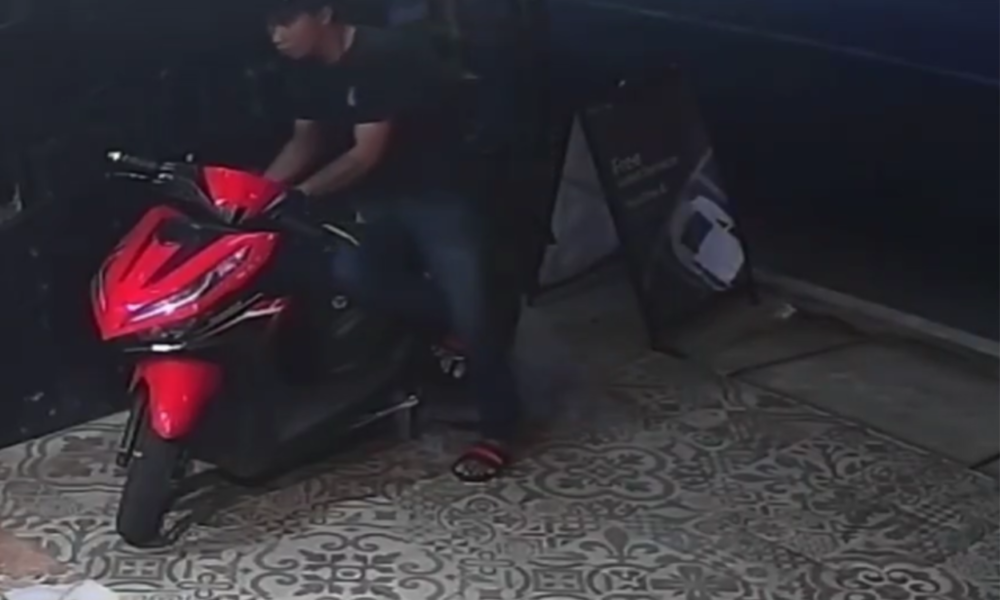 Terekam CCTV, Dua Pelaku Curanmor Gasak Motor Karyawan Kafe saat Bersiap Tutup