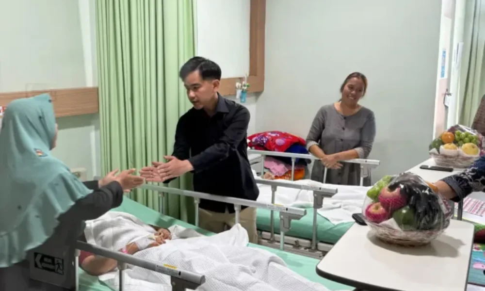 Wapres Gibran Jenguk Korban Keracunan MBG di Karo, Sampaikan Permintaan Maaf