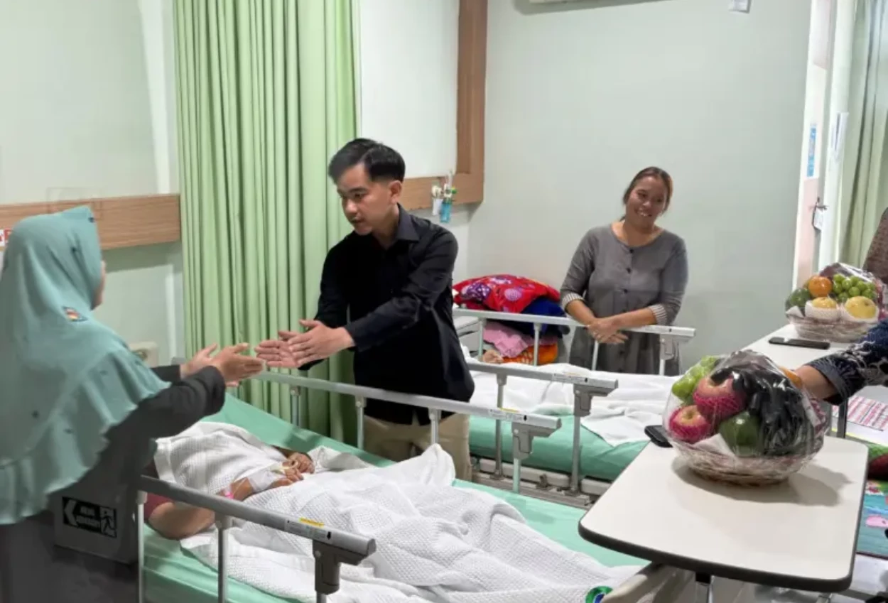 Wapres Gibran Jenguk Korban Keracunan MBG di Karo, Sampaikan Permintaan Maaf