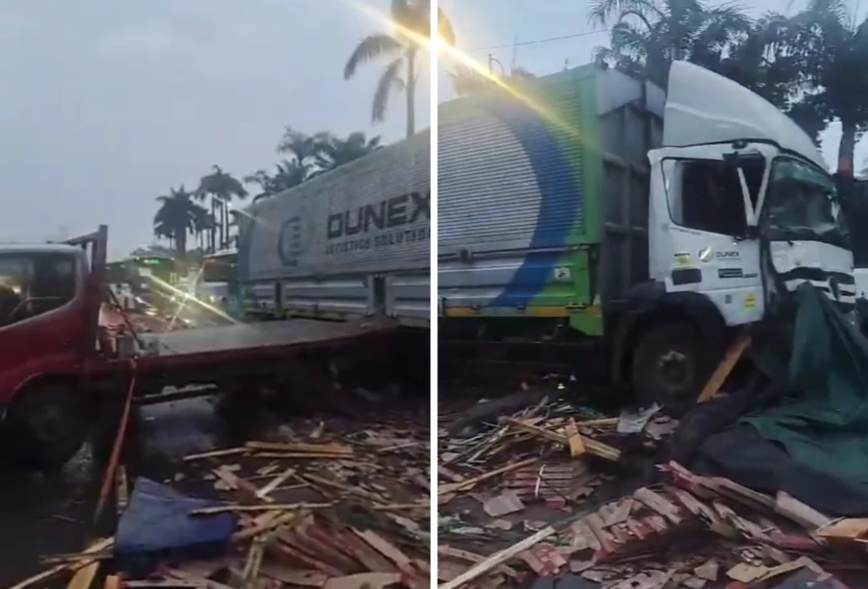 2 Truk Kecelakaan di Depan Gedung DPR RI Muatan Berserakan, Lalin Pagi Ini Macet