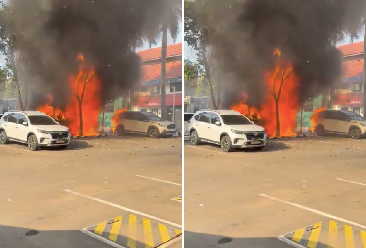 4 Mobil Terbakar di Area Parkir TIS Square Tebet