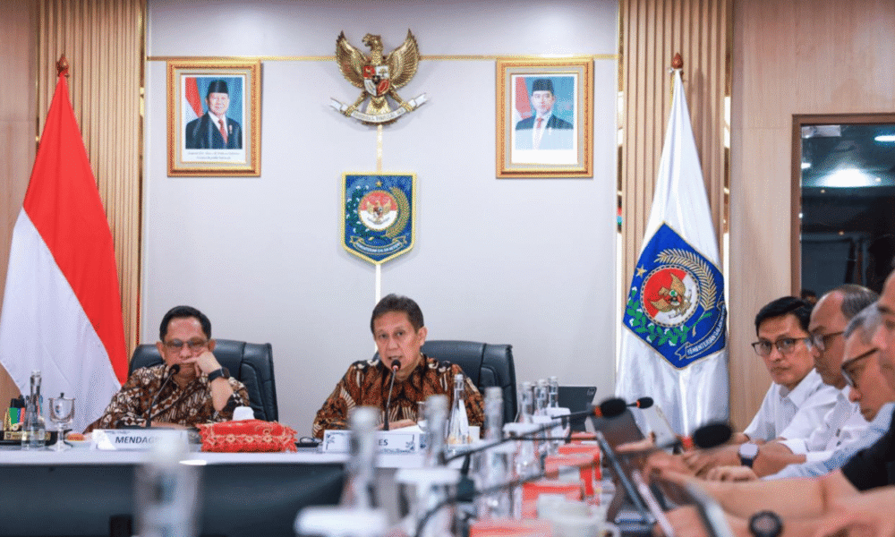 Budi Gunadi Wajibkan Warga Kelompok Berisiko Karhutla untuk Stay at Home