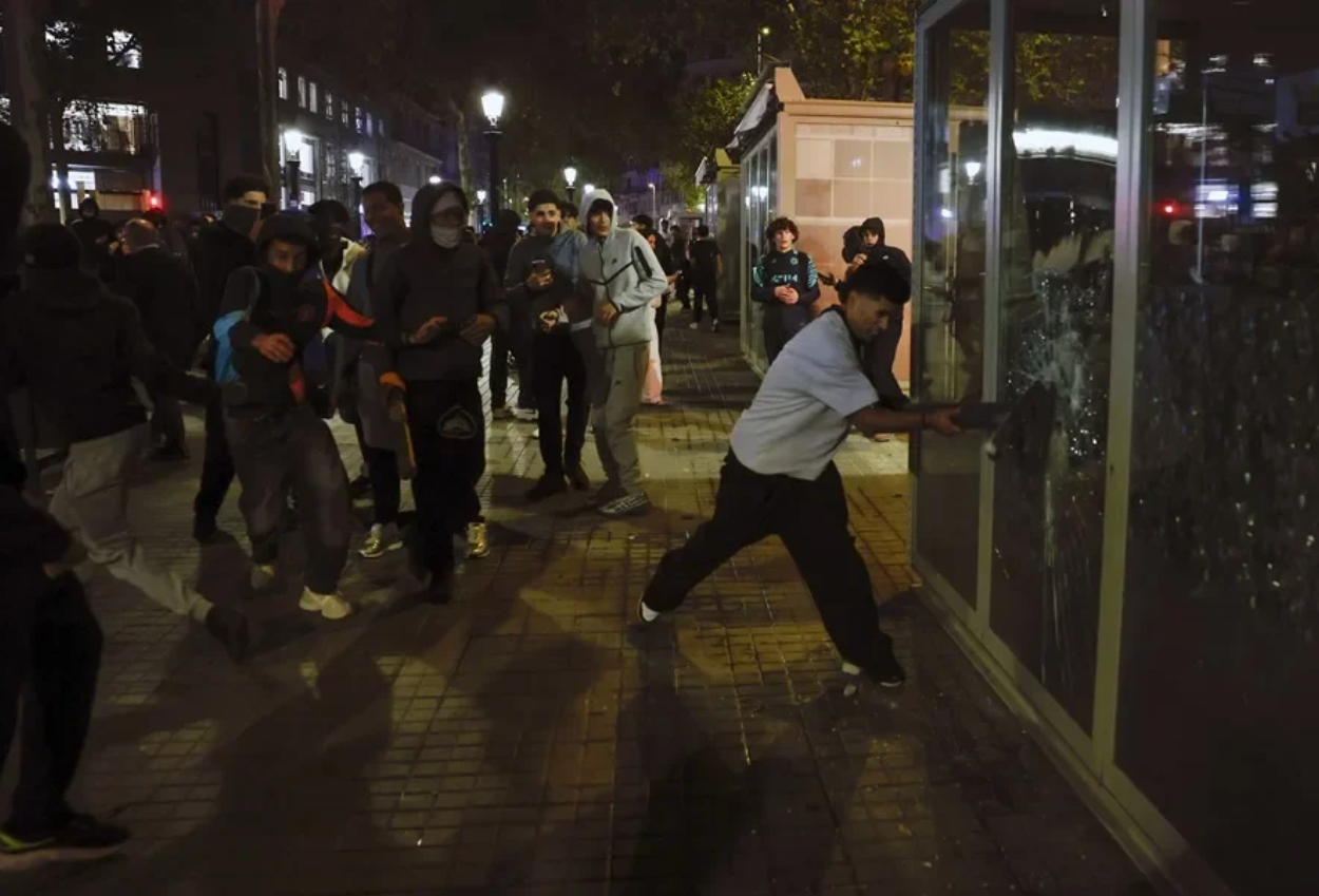 Demo Berujung Rusuh di Spanyol, Toko Dijarah dan 128 Orang Ditangkap