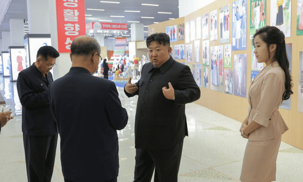 Dirumorkan Meninggal Dunia, Kim Jong Un Terlihat Asyik Datangi Pameran di Korea Utara