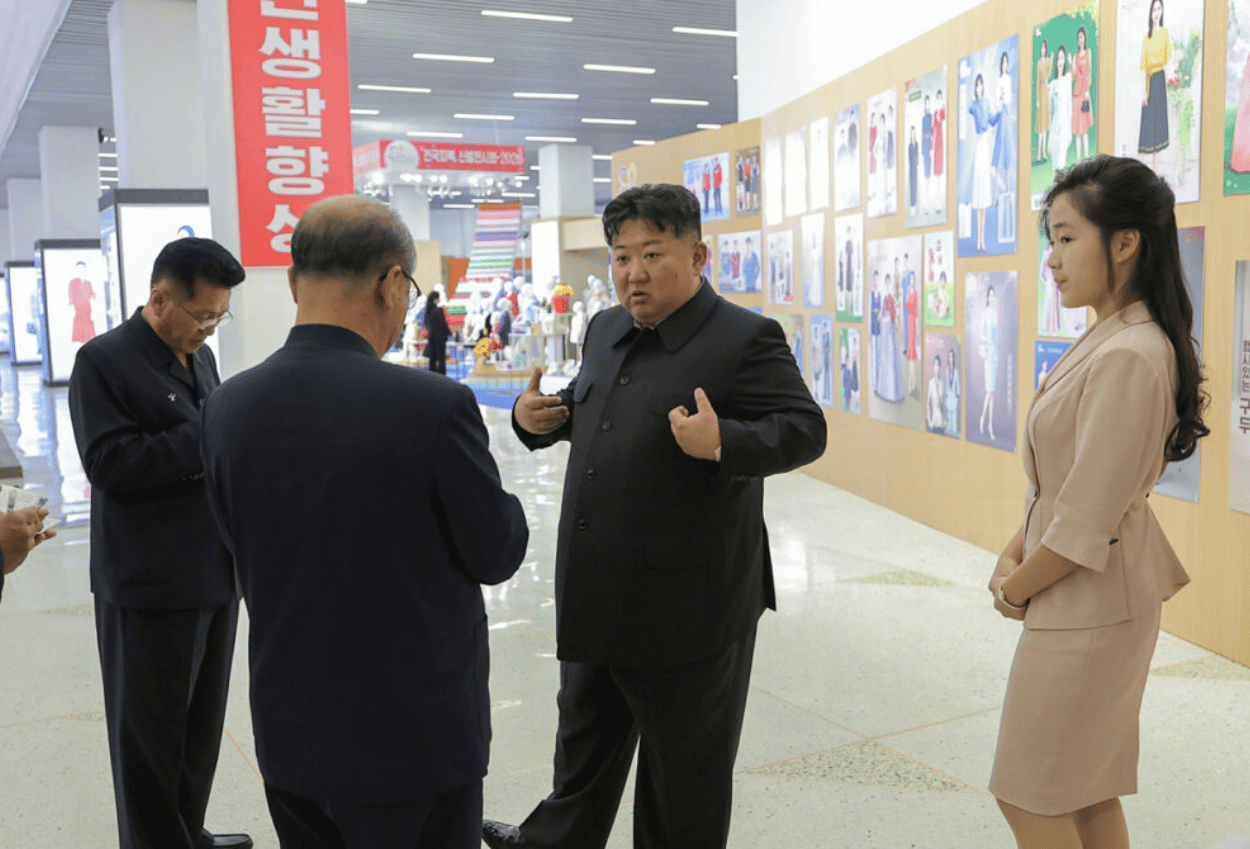 Dirumorkan Meninggal Dunia, Kim Jong Un Terlihat Asyik Datangi Pameran di Korea Utara