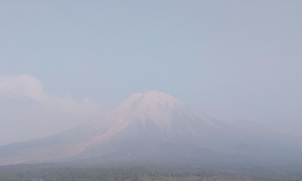 Gunung Semeru Erupsi Beruntun, Kolom Abu Tercatat hingga 900 Meter