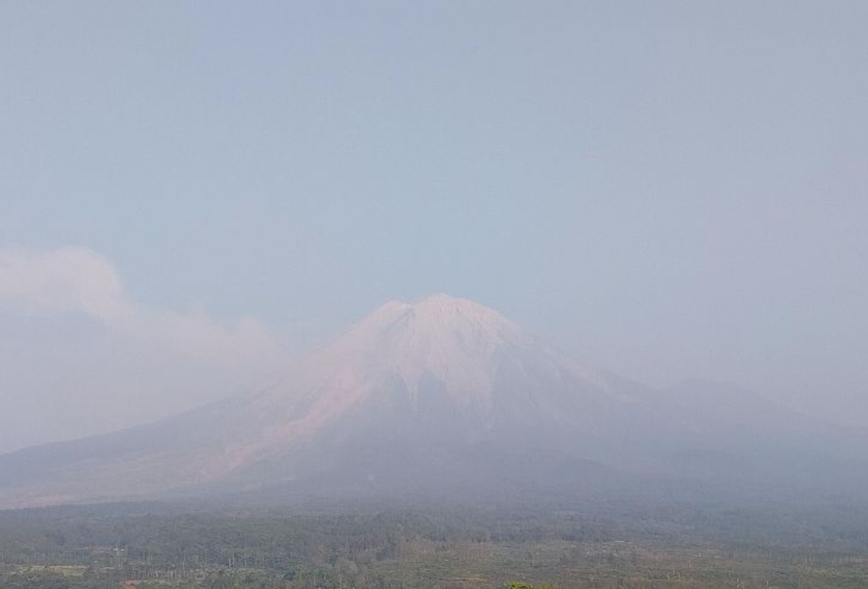 Gunung Semeru Erupsi Beruntun, Kolom Abu Tercatat hingga 900 Meter