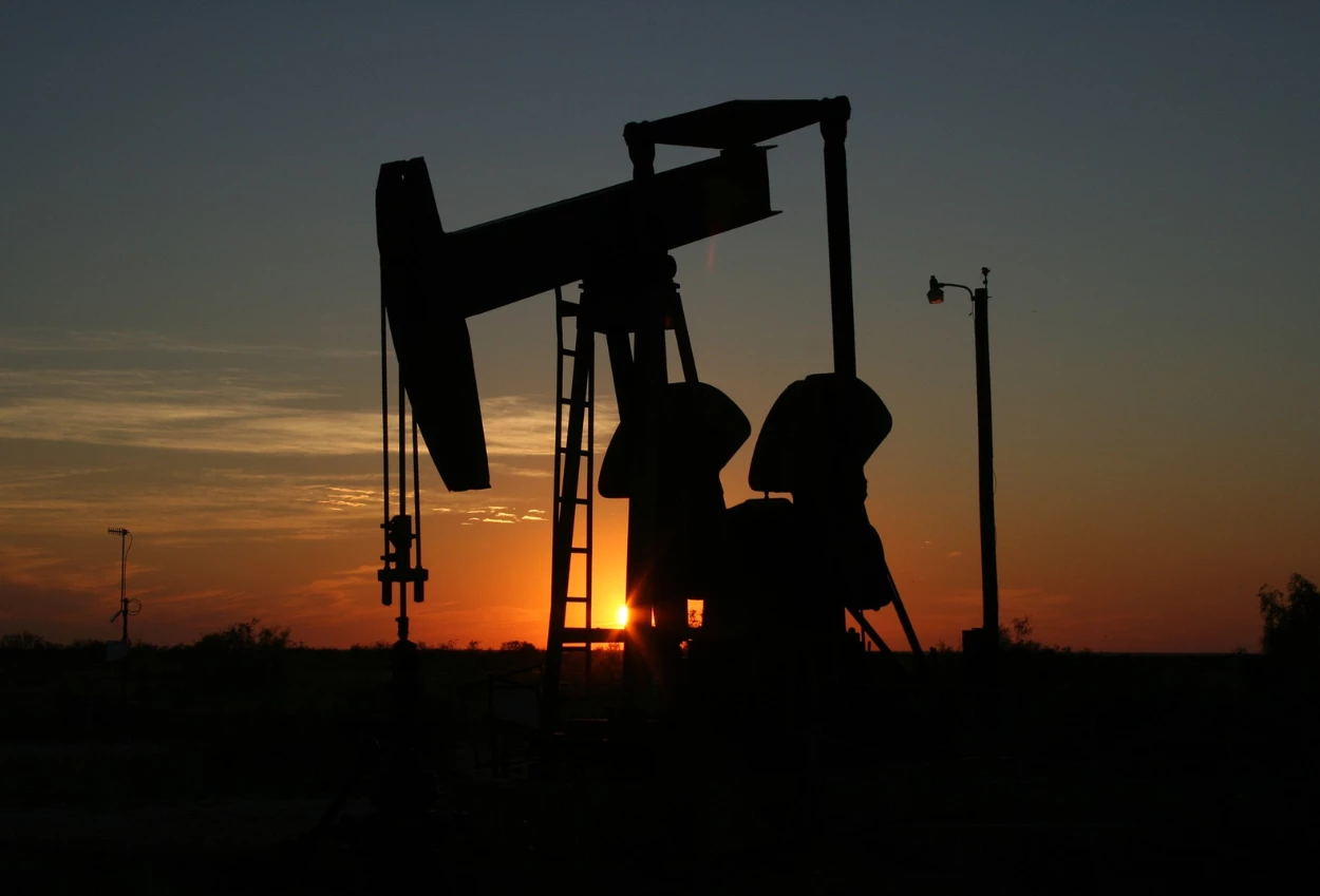 Harga Minyak Dunia Hari Ini 16 Oktober 2026 Menguat Brent di Atas $105 per Barel