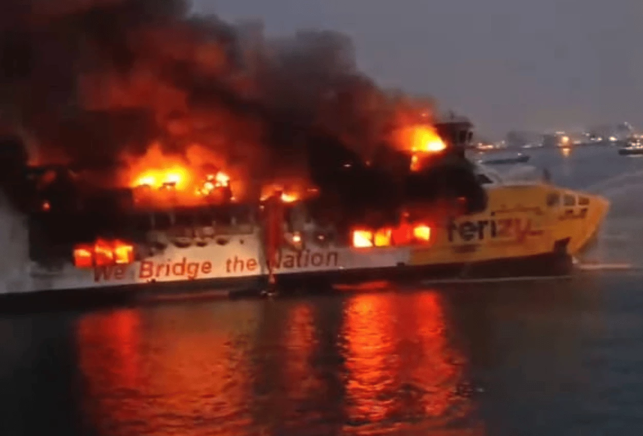 KMP Batumandi Terbakar saat Mau Sandar di Pelabuhan Merak, Ratusan Penumpang Dievakuasi