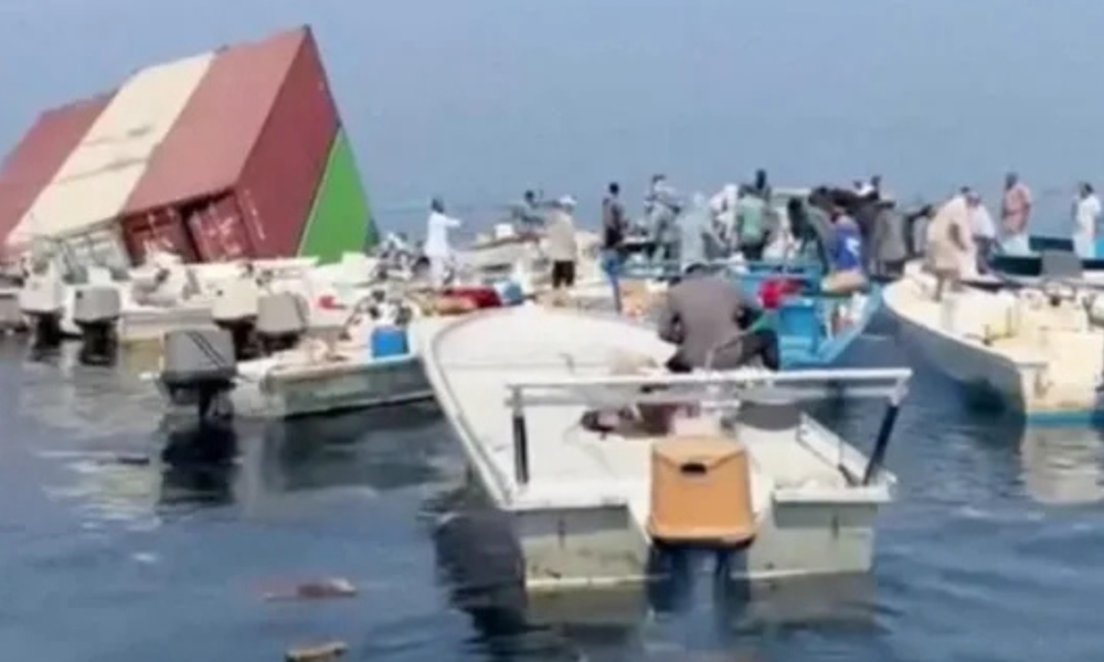 Kapal Kontainer Singapura Terbakar dan Tenggelam di Selat Hormuz Dihantam Proyektil