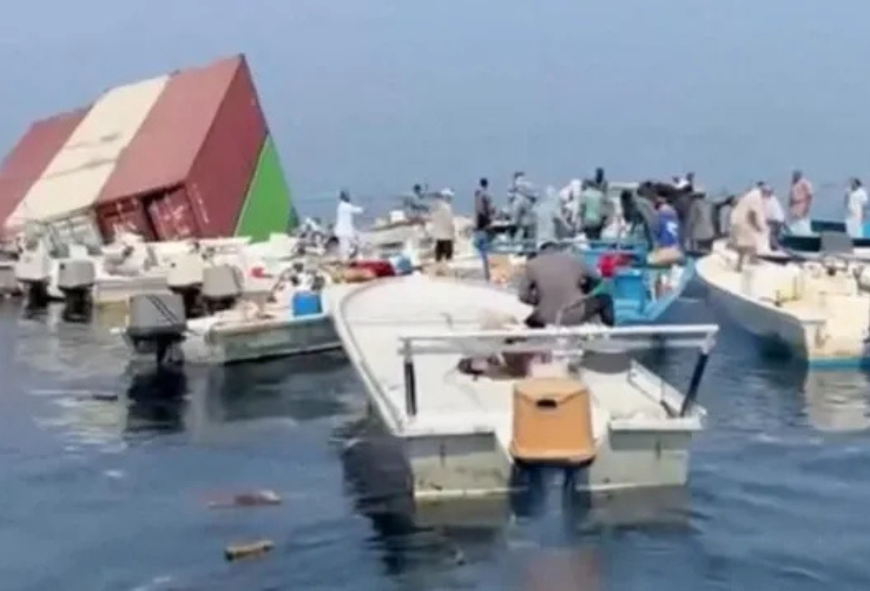 Kapal Kontainer Singapura Terbakar dan Tenggelam di Selat Hormuz Dihantam Proyektil