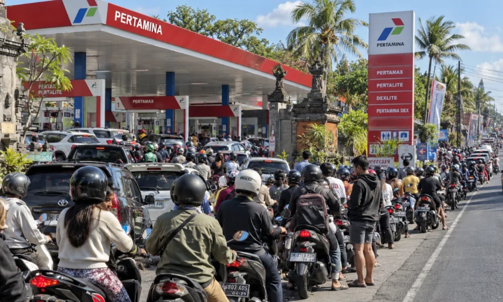 Kelangkaan BBM di Bali Picu Antrean Panjang, Perempuan Pingsan usai Antre Berjam jam
