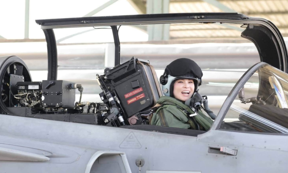 Momen Ratu Thailand Sukses Terbangkan Jet Tempur Gripen Sendirian